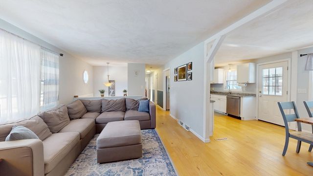 11 Maplewood Dr, Townsend, MA 01469