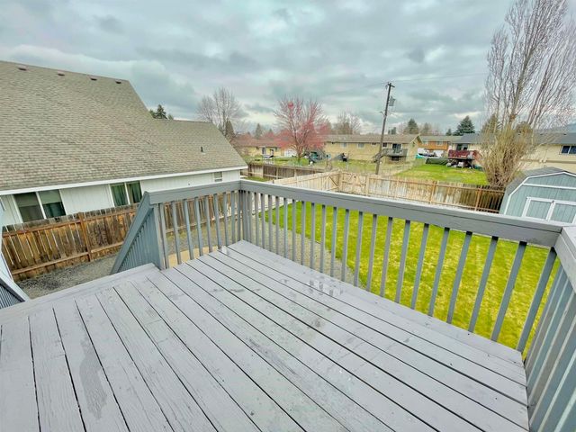 31 S Arties Ln, Greenacres, WA 99016