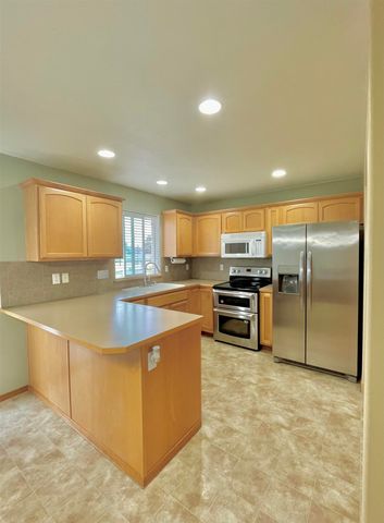 31 S Arties Ln, Greenacres, WA 99016