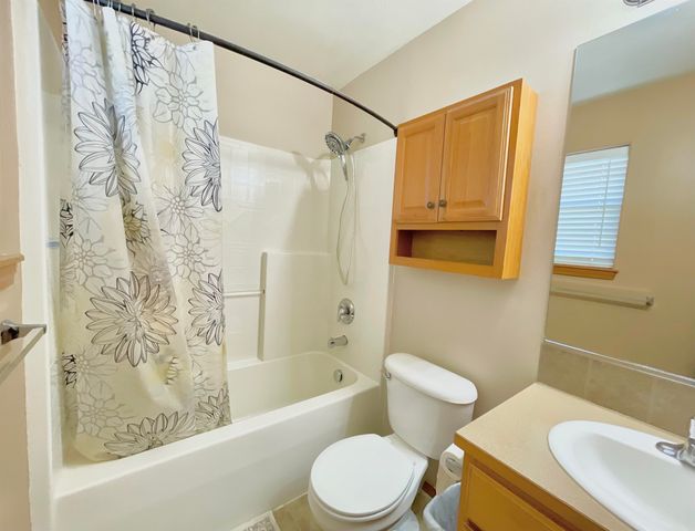 31 S Arties Ln, Greenacres, WA 99016