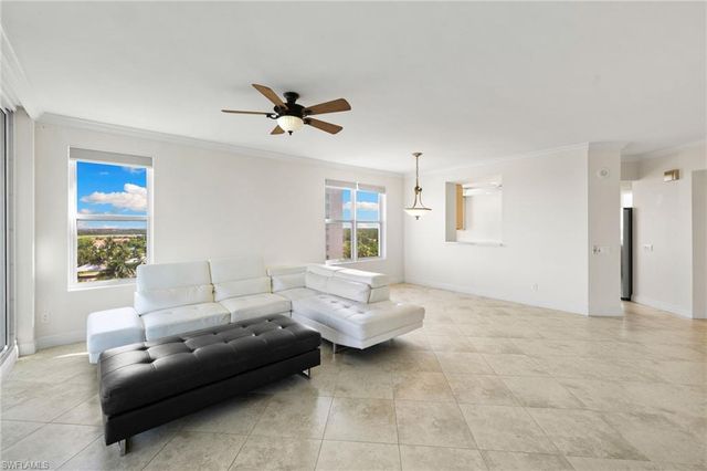 420 Cove Tower DR 804, Naples, FL 34110