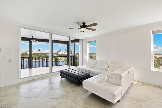 420 Cove Tower DR 804, Naples, FL 34110