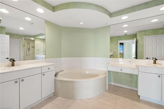 420 Cove Tower DR 804, Naples, FL 34110