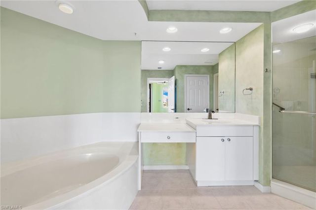 420 Cove Tower DR 804, Naples, FL 34110