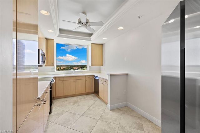 420 Cove Tower DR 804, Naples, FL 34110