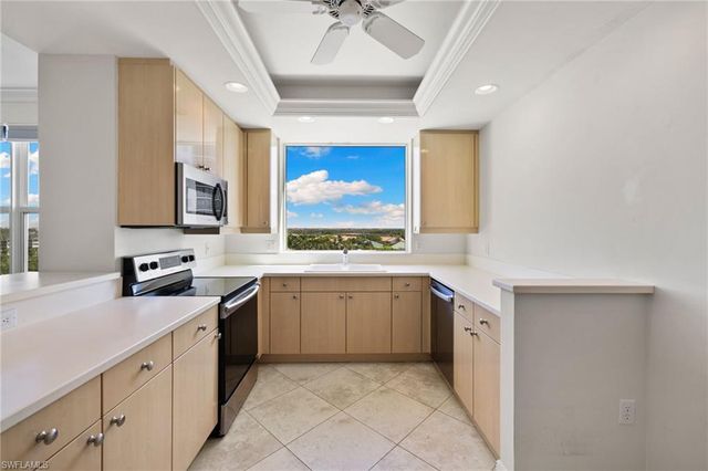 420 Cove Tower DR 804, Naples, FL 34110