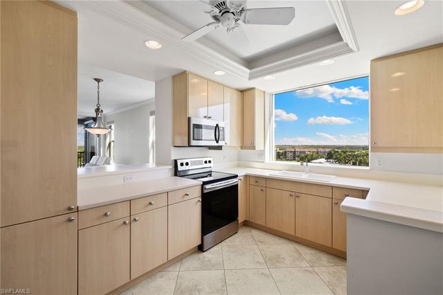 420 Cove Tower DR 804, Naples, FL 34110