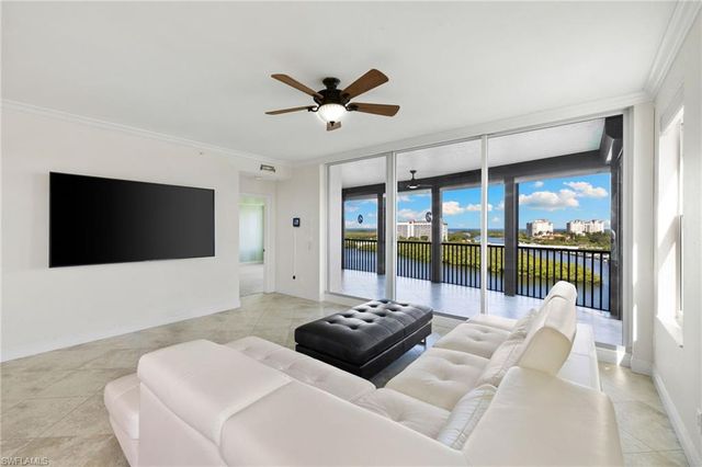 420 Cove Tower DR 804, Naples, FL 34110