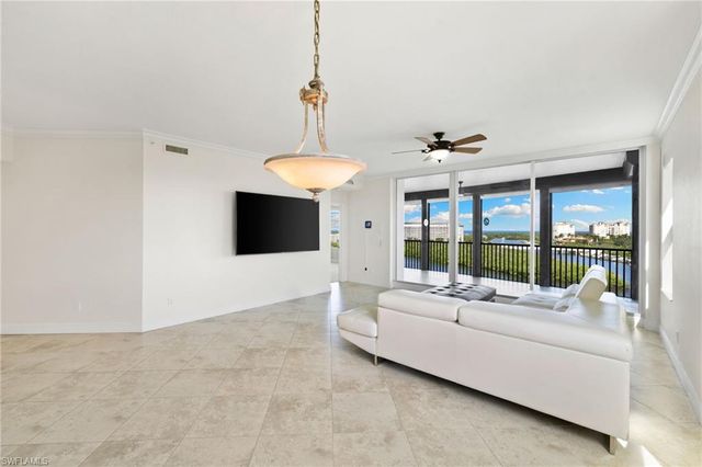 420 Cove Tower DR 804, Naples, FL 34110