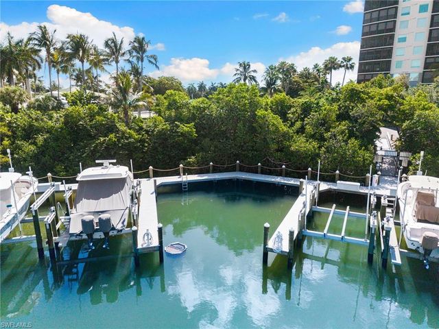 420 Cove Tower DR 804, Naples, FL 34110