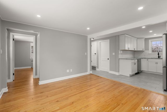 8 Hendee Road, Manchester, CT 06040