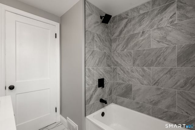 8 Hendee Road, Manchester, CT 06040