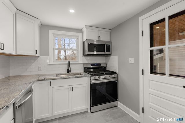 8 Hendee Road, Manchester, CT 06040