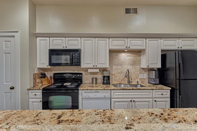 3923 Lakewood Drive, Montgomery, TX 77356