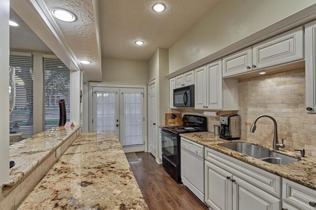 3923 Lakewood Drive, Montgomery, TX 77356