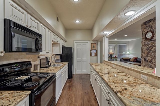 3923 Lakewood Drive, Montgomery, TX 77356