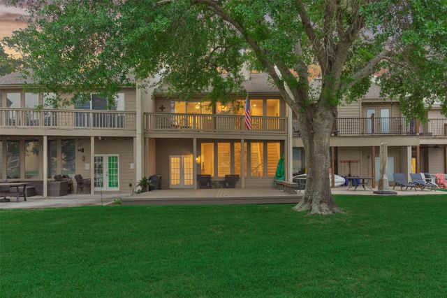 3923 Lakewood Drive, Montgomery, TX 77356