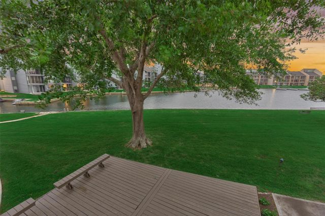 3923 Lakewood Drive, Montgomery, TX 77356