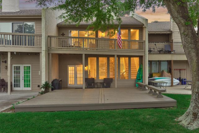 3923 Lakewood Drive, Montgomery, TX 77356