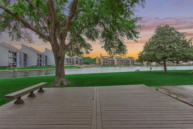 3923 Lakewood Drive, Montgomery, TX 77356