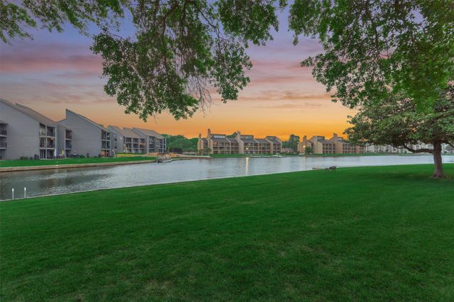 3923 Lakewood Drive, Montgomery, TX 77356