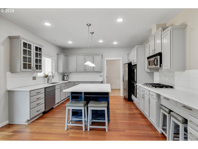 10847 Se ALEXANDER Dr, Happy Valley, OR 97086