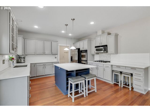 10847 Se ALEXANDER Dr, Happy Valley, OR 97086