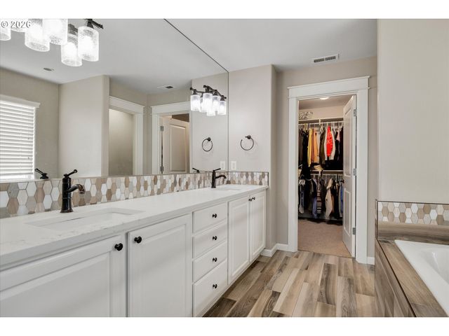 10847 Se ALEXANDER Dr, Happy Valley, OR 97086