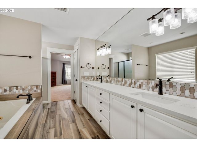 10847 Se ALEXANDER Dr, Happy Valley, OR 97086