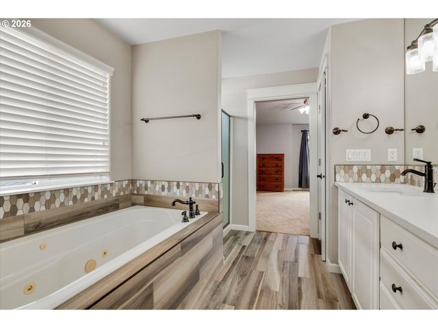 10847 Se ALEXANDER Dr, Happy Valley, OR 97086