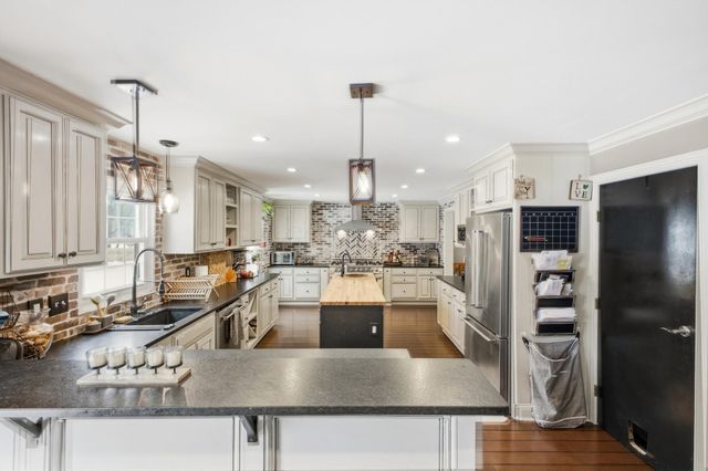 772 Old Forest Court, Columbus, OH 43230