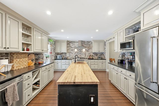 772 Old Forest Court, Columbus, OH 43230