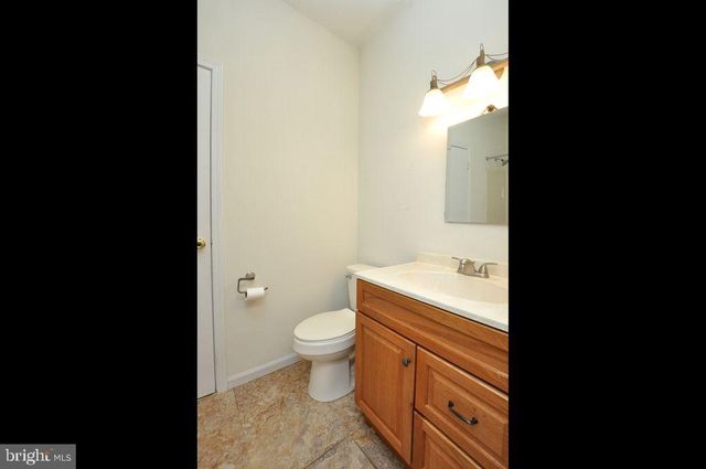 28 BRIDGEWATER DR, Marlton, NJ 08053