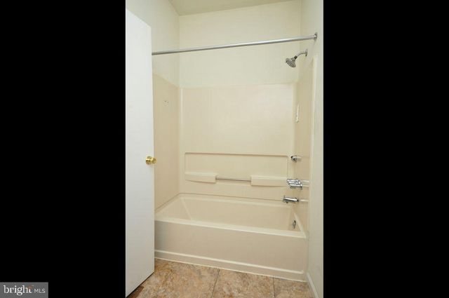 28 BRIDGEWATER DR, Marlton, NJ 08053