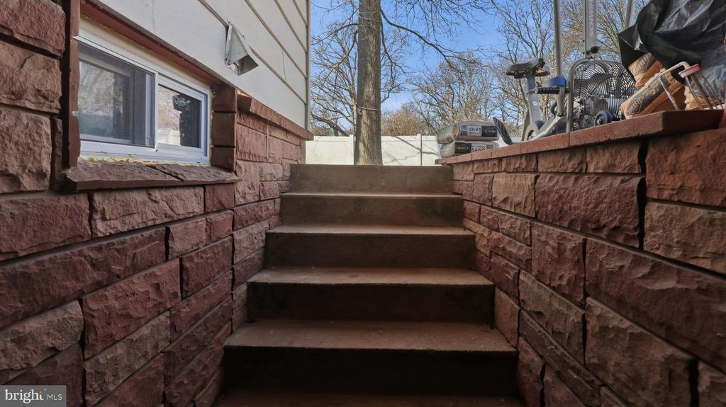 Image 16 of property listing at 1211 SNOWDEN PL, Laurel, MD 20707