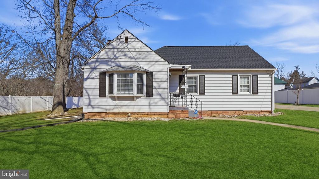 Image 2 of property listing at 1211 SNOWDEN PL, Laurel, MD 20707