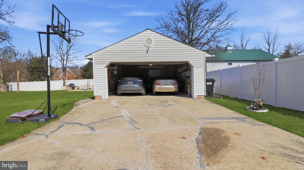 Image 3 of property listing at 1211 SNOWDEN PL, Laurel, MD 20707