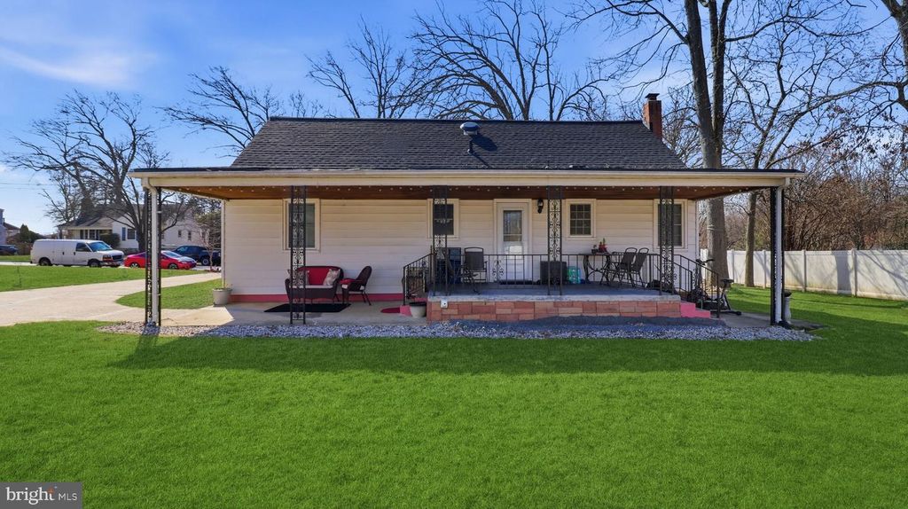 Image 4 of property listing at 1211 SNOWDEN PL, Laurel, MD 20707