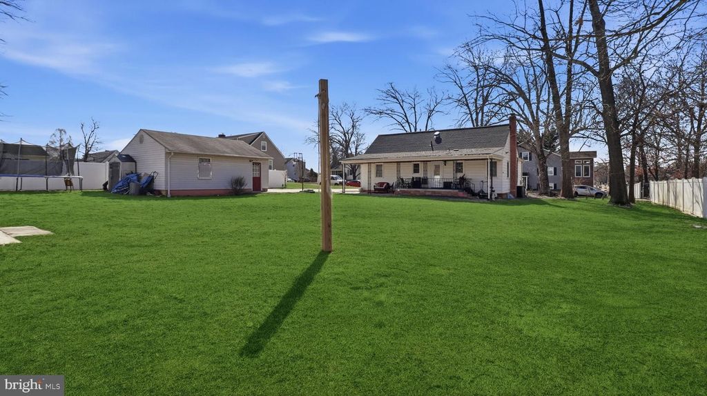 Image 5 of property listing at 1211 SNOWDEN PL, Laurel, MD 20707