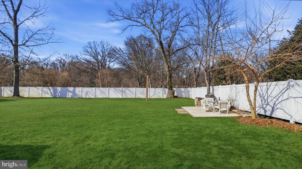 Image 6 of property listing at 1211 SNOWDEN PL, Laurel, MD 20707