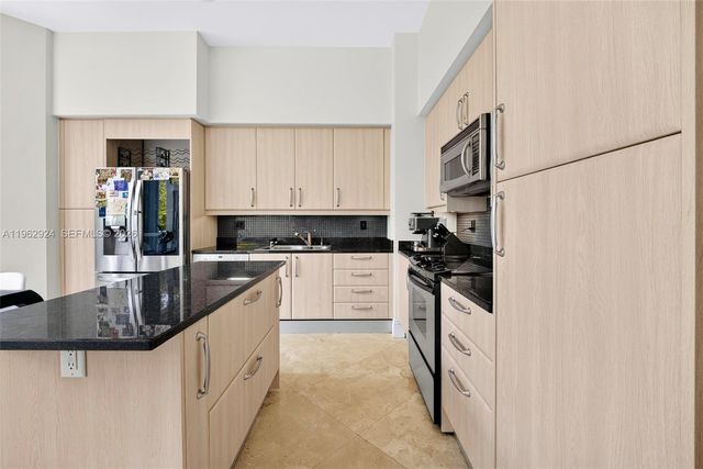 16500 Collins Avenue TH9, Sunny Isles Beach, FL 33160