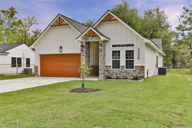 223 Laurel Street, Lake Jackson, TX 77566