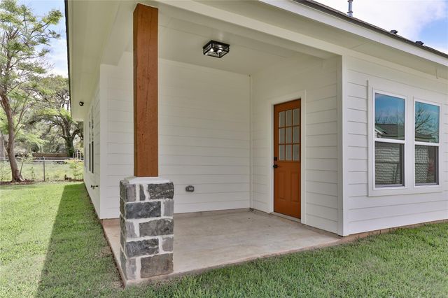 223 Laurel Street, Lake Jackson, TX 77566