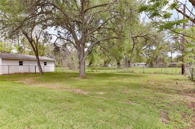 223 Laurel Street, Lake Jackson, TX 77566
