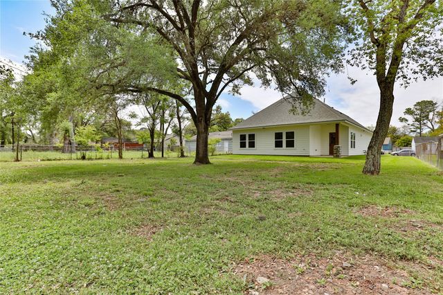 223 Laurel Street, Lake Jackson, TX 77566