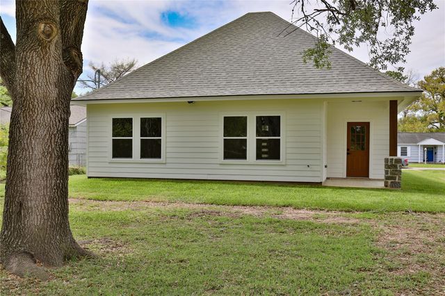 223 Laurel Street, Lake Jackson, TX 77566