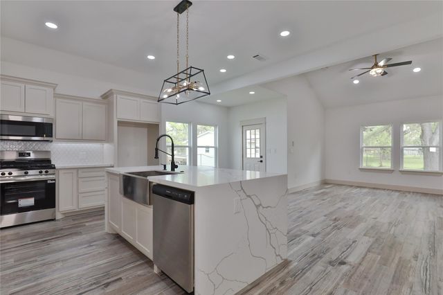 223 Laurel Street, Lake Jackson, TX 77566