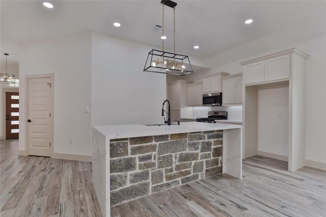 223 Laurel Street, Lake Jackson, TX 77566