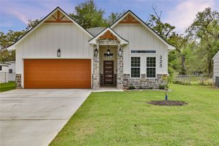 223 Laurel Street, Lake Jackson, TX 77566