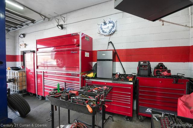 6811 Schaefer Road, Dearborn Heights, MI 48126